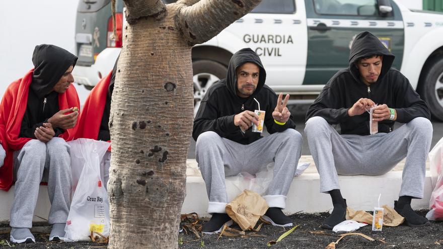 Llegan más de un centenar de inmigrantes en dos embarcaciones a El Hierro y Lanzarote