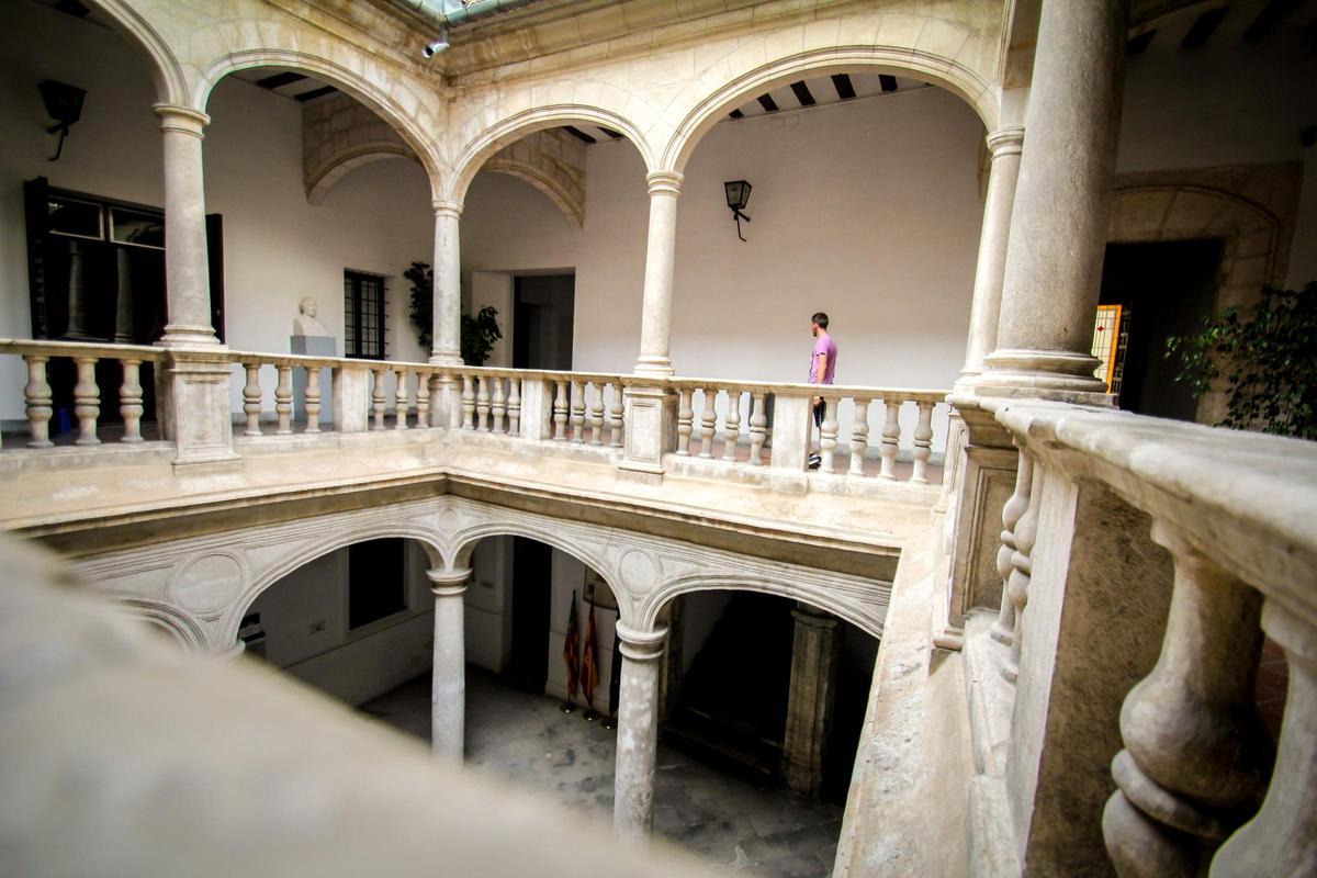 Interior del Palacio Consistorial de Villena, antes de empezar la reforma, presupuestada en 1,79 millones.