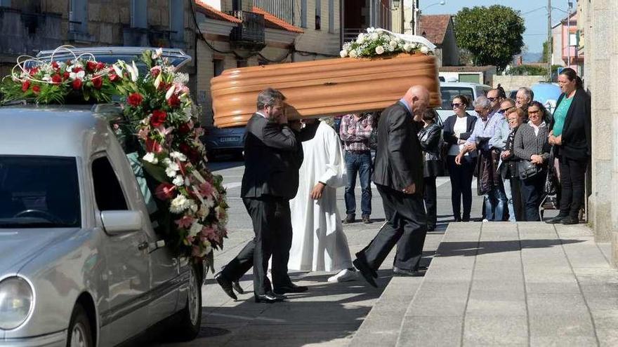 El féretro con los restos mortales de José Luis Sucasas, ayer, ante del funeral. // Noé Parga