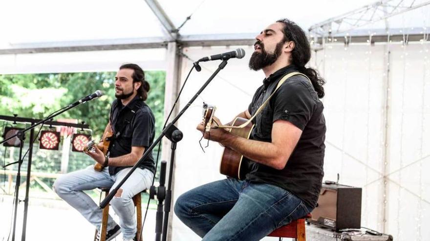 &quot;Mbolados&quot;, durante su concierto, ayer, en el Festival Central Park.