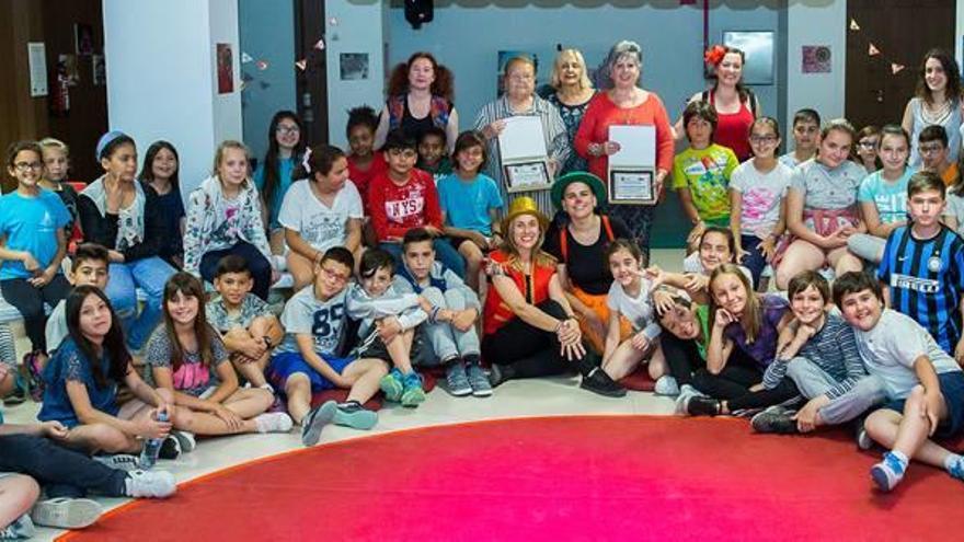 La edila Pepi Luján entregó placas conmemorativas a Charo Martínez y Luisa Córdoba por su visita los escolares.