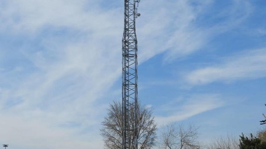 La antena que ha puesto en alerta a los vecinos de Tercia.