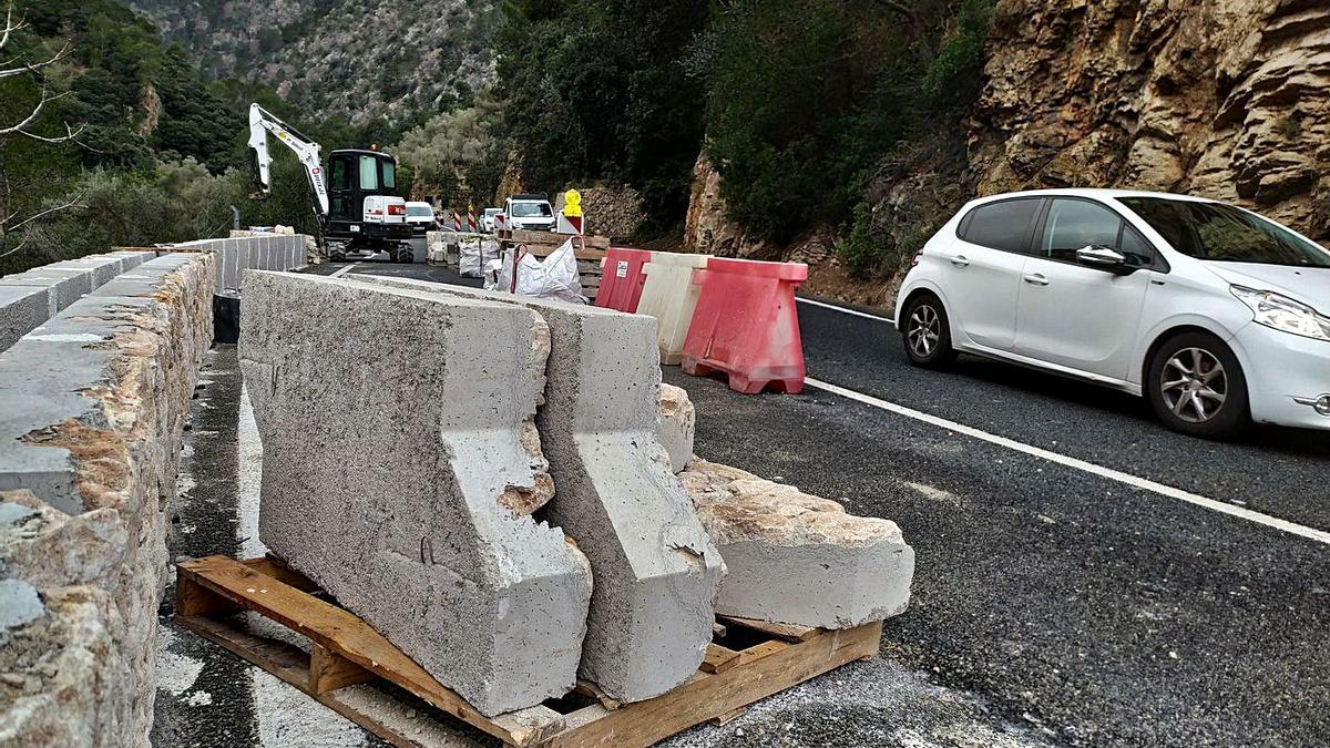 Las obras del muro de la carretera de Sóller quedaron ayer paralizadas por orden del Consell.