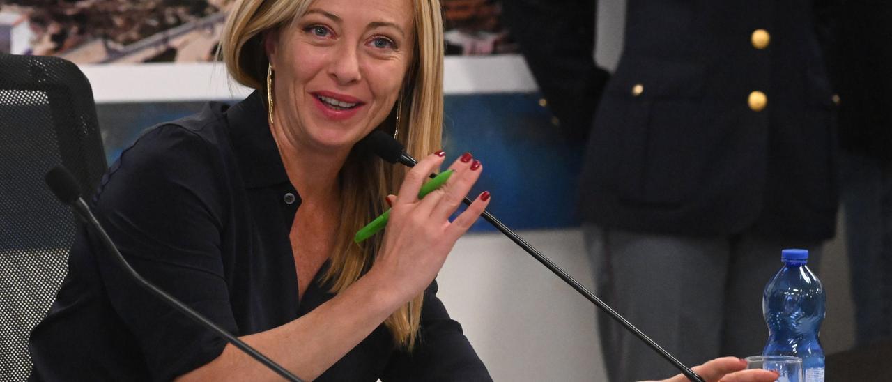Meloni celebra su economía y confiesa apuros con la inmigración a un año de su elección