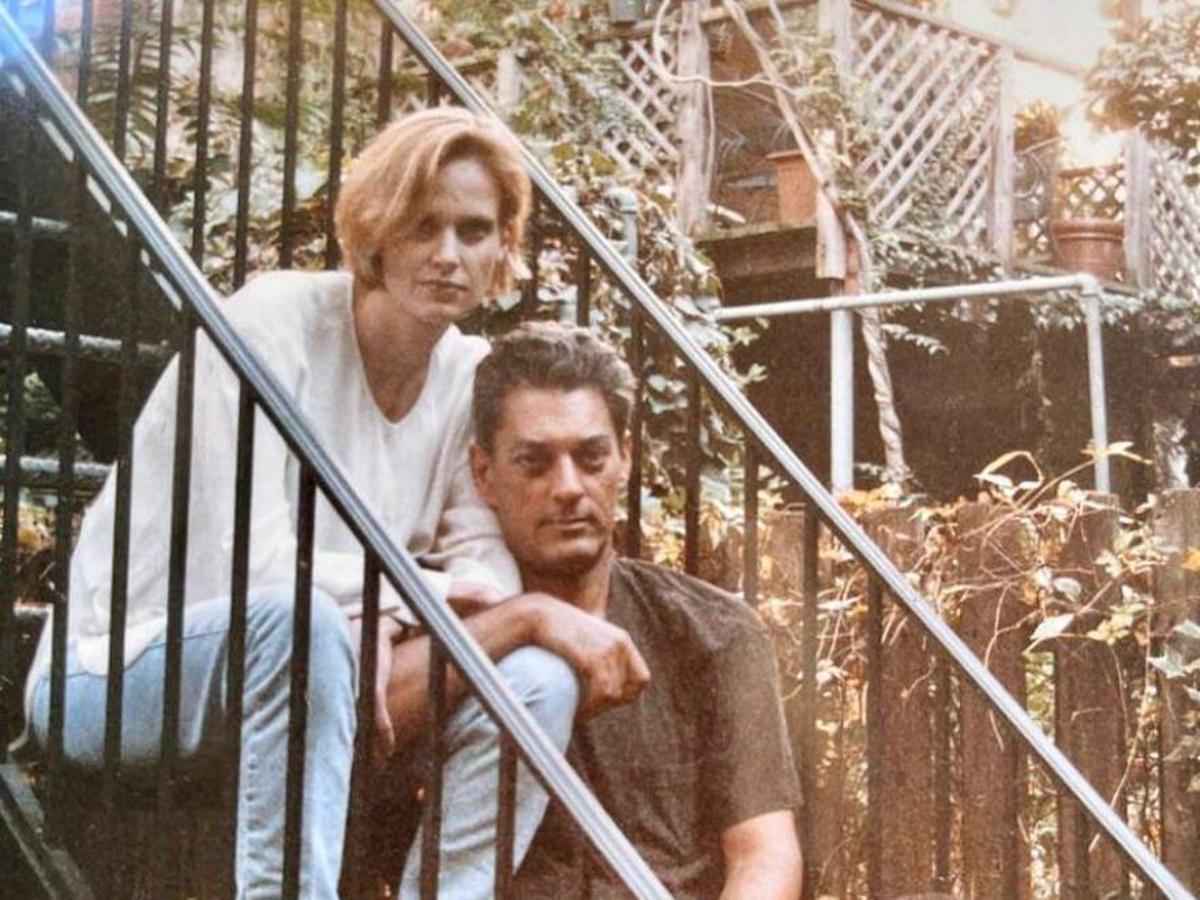 Siri Hustvedt y Paul Auster, fotografiados hace años en las escaleras de su casa de Brooklyn (Nueva York).
