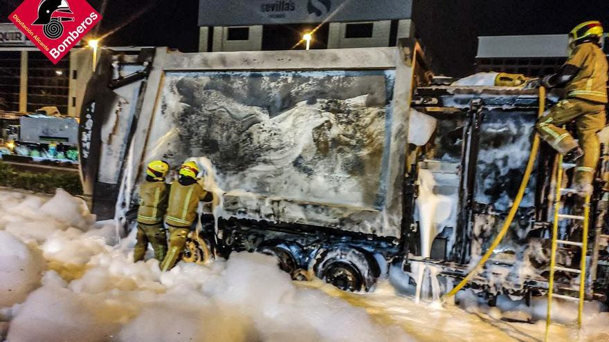 La carga de un camión de la basura sale ardiendo en pleno recorrido en Elche y calcina el vehículo