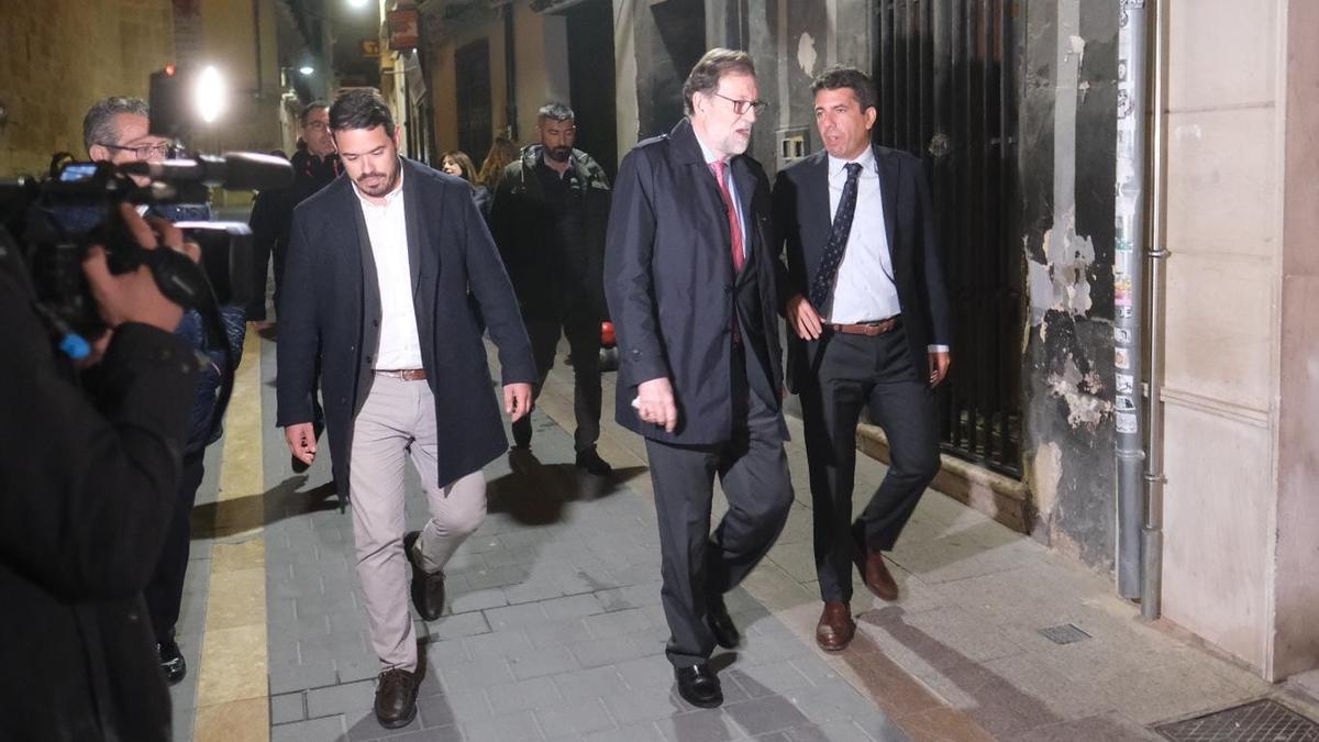 Salguero, Rajoy y Mazón llegando a la Casa de Cultura de Villena.