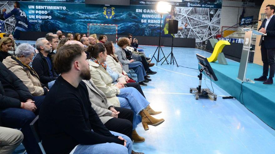 En primer término, el represenante del BM Cangas, los alcaldes de Morrazo y en el atril, Luis López, en el acto de ayer en Gatañal.