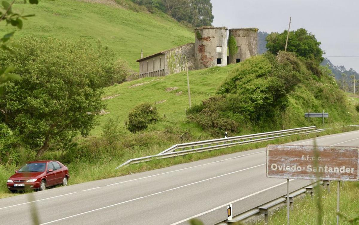 A la izquierda, el turismo abandonado en la carretera que, presuntamente, pertenece a un familiar del prófugo; a la derecha, despliegue del operativo conjunto de la Guardia Civil y el SEPA; en el círculo, un helicóptero del instituto armado, realizando un vuelo de inspección sobre Llanes y en dirección a la zona oriental de la región. | MARCOS LEÓN