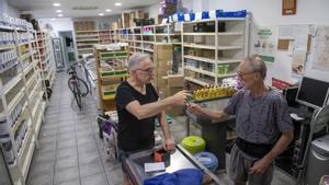 Carlos y Enric, dos voluntarios del Rebost Solidari de Gràcia en las instalaciones del economato.