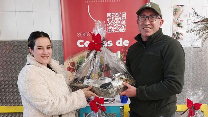 Entrega de una de las cestas de Nadal en el mercado.