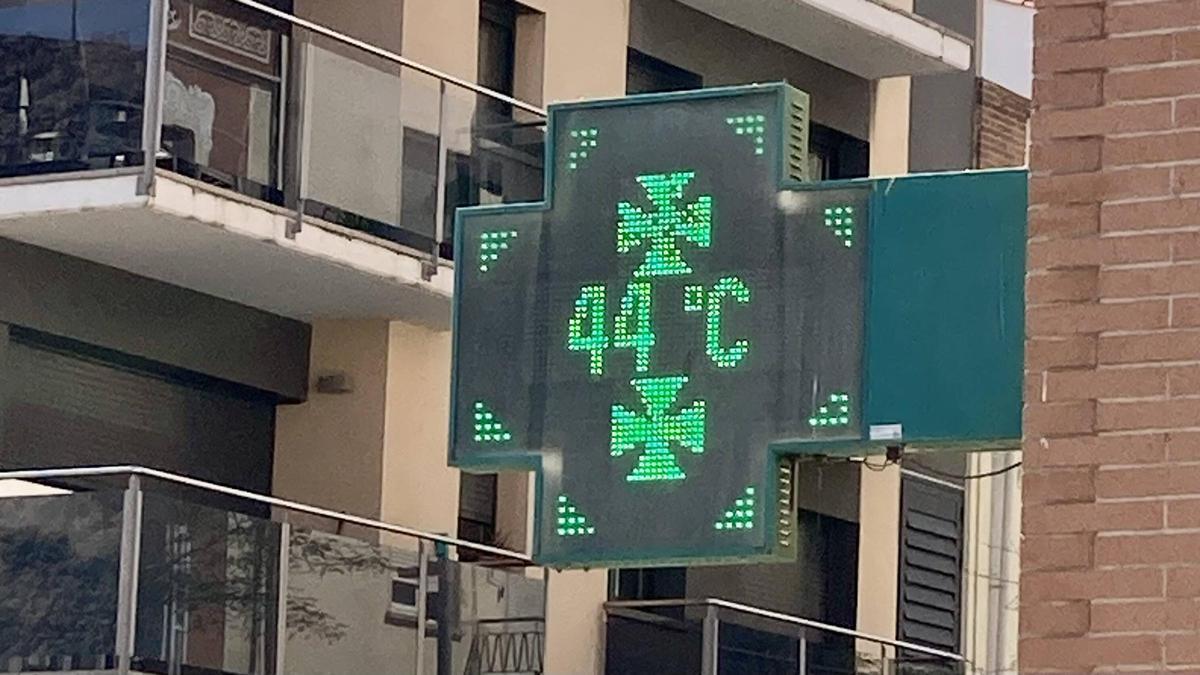 Una farmacia de Montgat marca 44º, el pasado 9 de julio