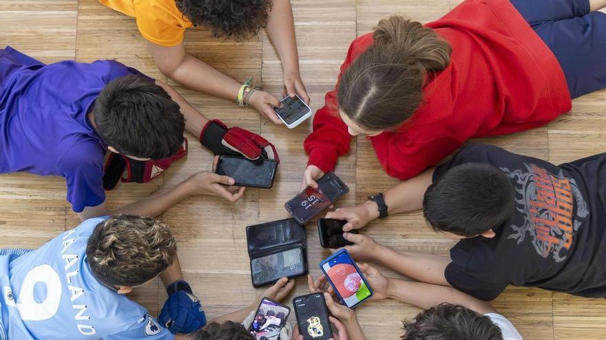 Educar desde el estrado: los jueces decidirán cuándo los hijos podrán tener móvil o redes sociales