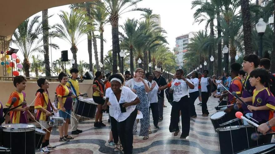 Migrantes celebran con tambores, baile y abrazos el proceso de regularización en Alicante