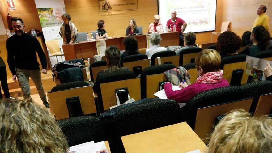 Participantes en la mesa redonda con cuidadores de personas dependientes.