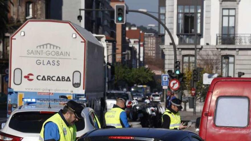 Tres agentes de la Policía Local, en el control realizado ayer por la mañana en la calle del Muelle, frente al parque.