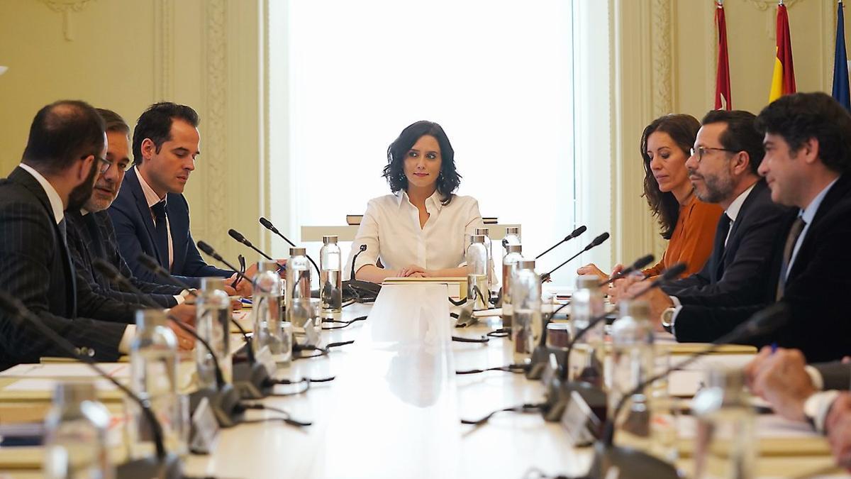 La presidenta madrileña, Isabel Díaz Ayuso, en la reunión del consejo de Gobierno, este lunes.