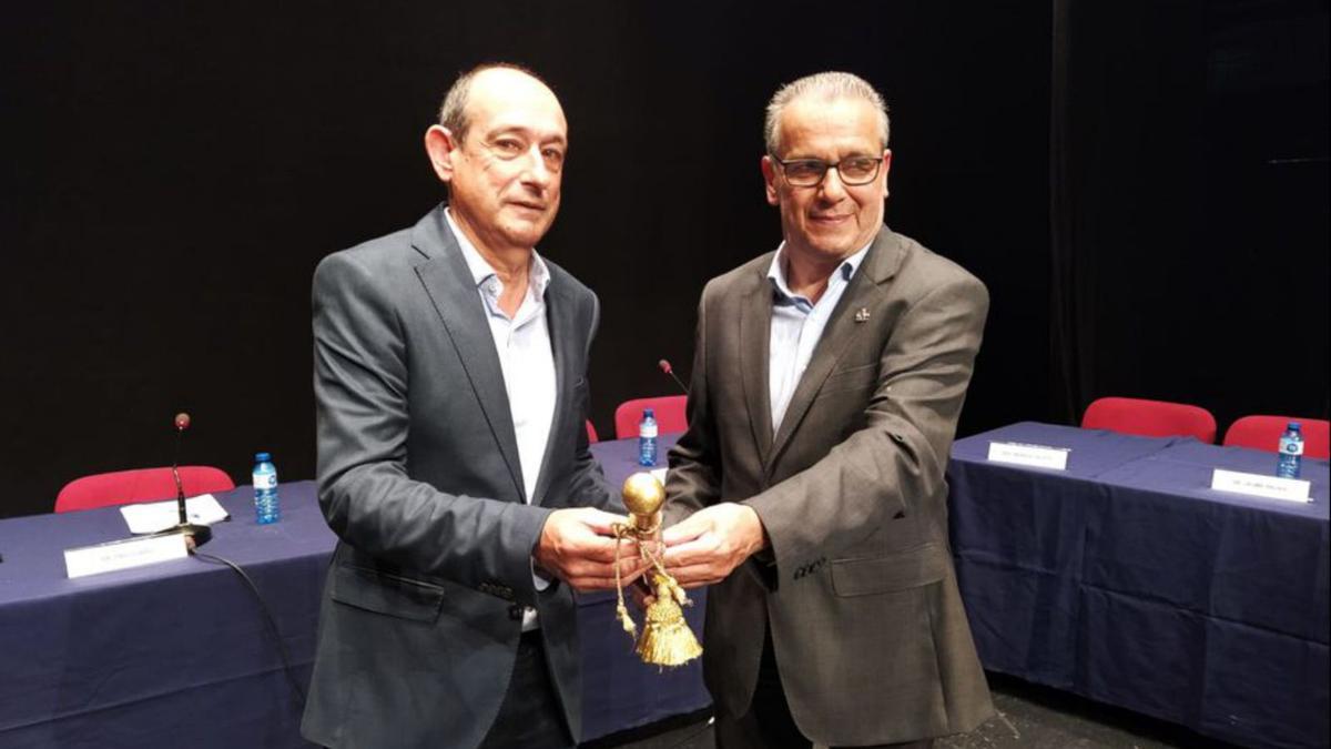 Josep Piferrer traspassant la vara d’alcalde a Joan Vigas. | ACN