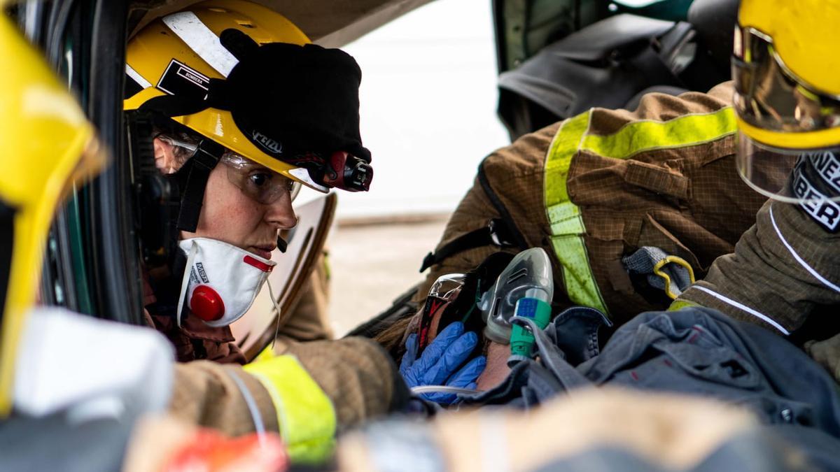 Bomberas realizando servicios
