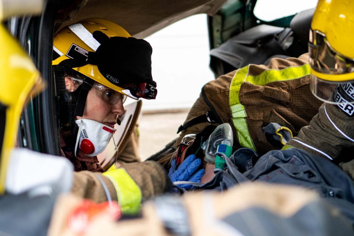 Bomberas realizando servicios