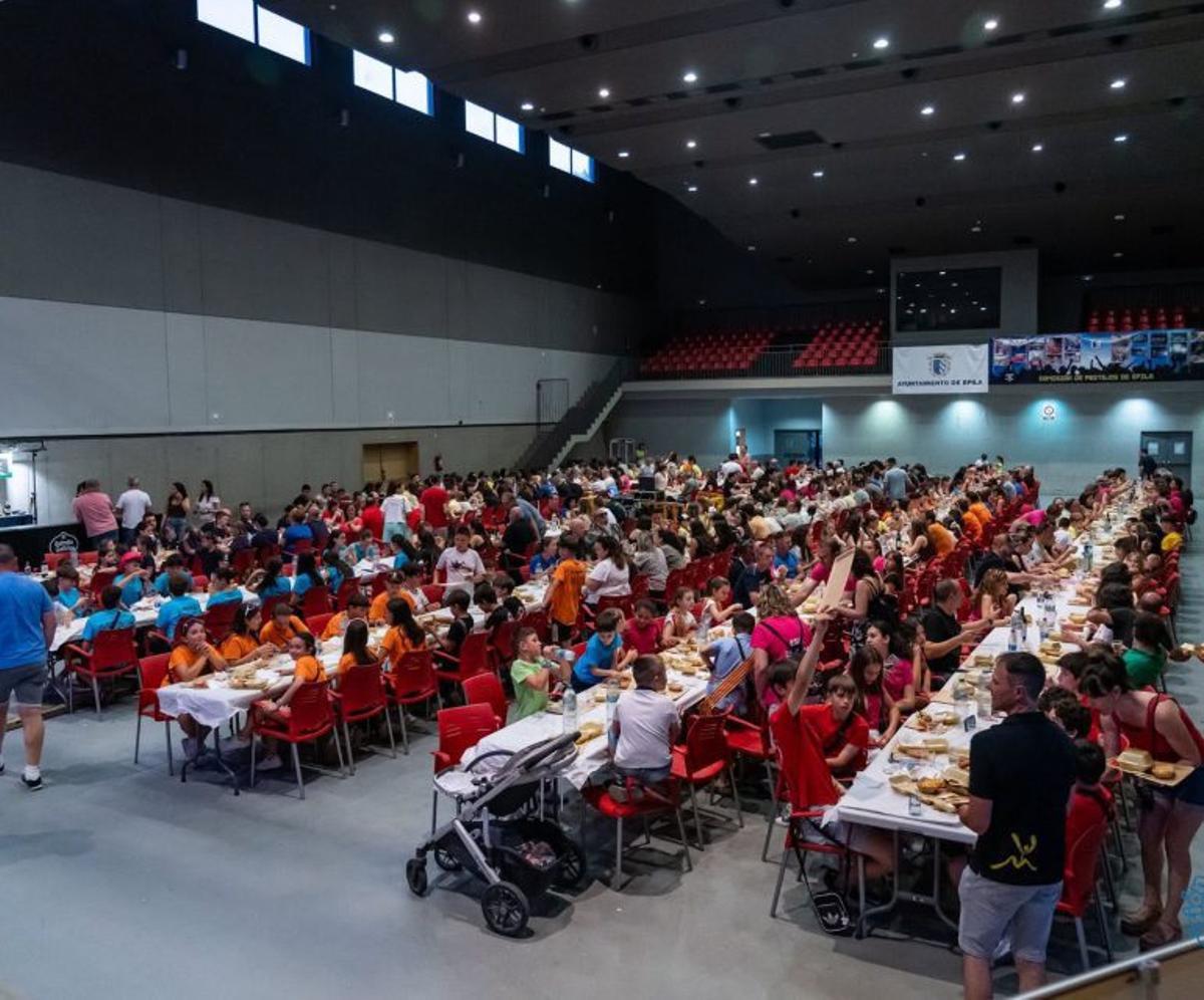 Las comidas populares son punto de encuentro.