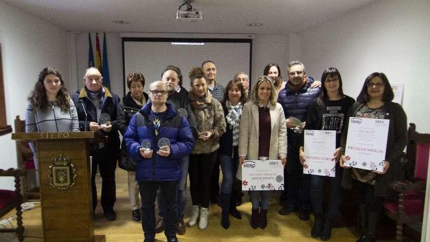 Siero premia los mejores escaparates navideños y belenes