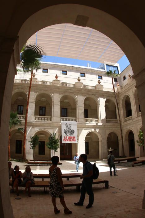 Rosa Aguilar, acompañada por integrantes de la Plataforma de la Aduana y la Asociación de Amigos del Museo de Málaga, ha visitado las instalaciones que, por el momento, siguen sin fecha de apertura co