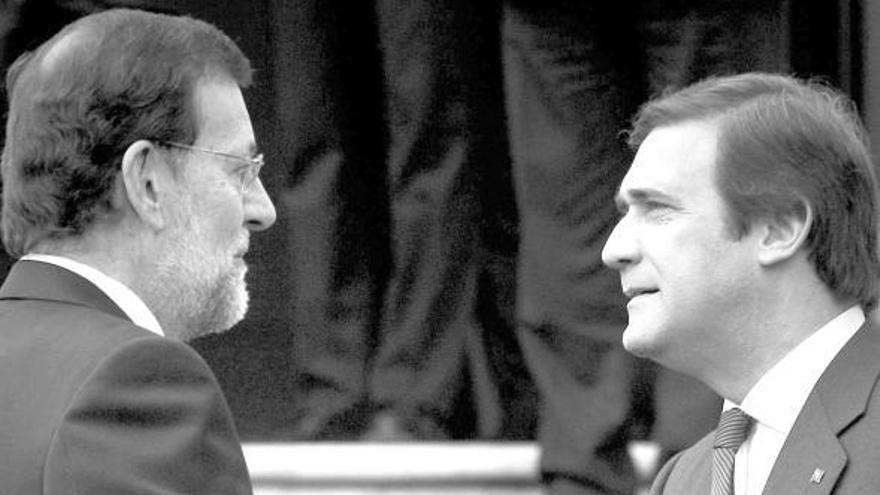 Mariano Rajoy y Pedro Passo Coelho, ayer, en Lisboa. A la derecha, don Juan Carlos se dirige al cuerpo diplomático.