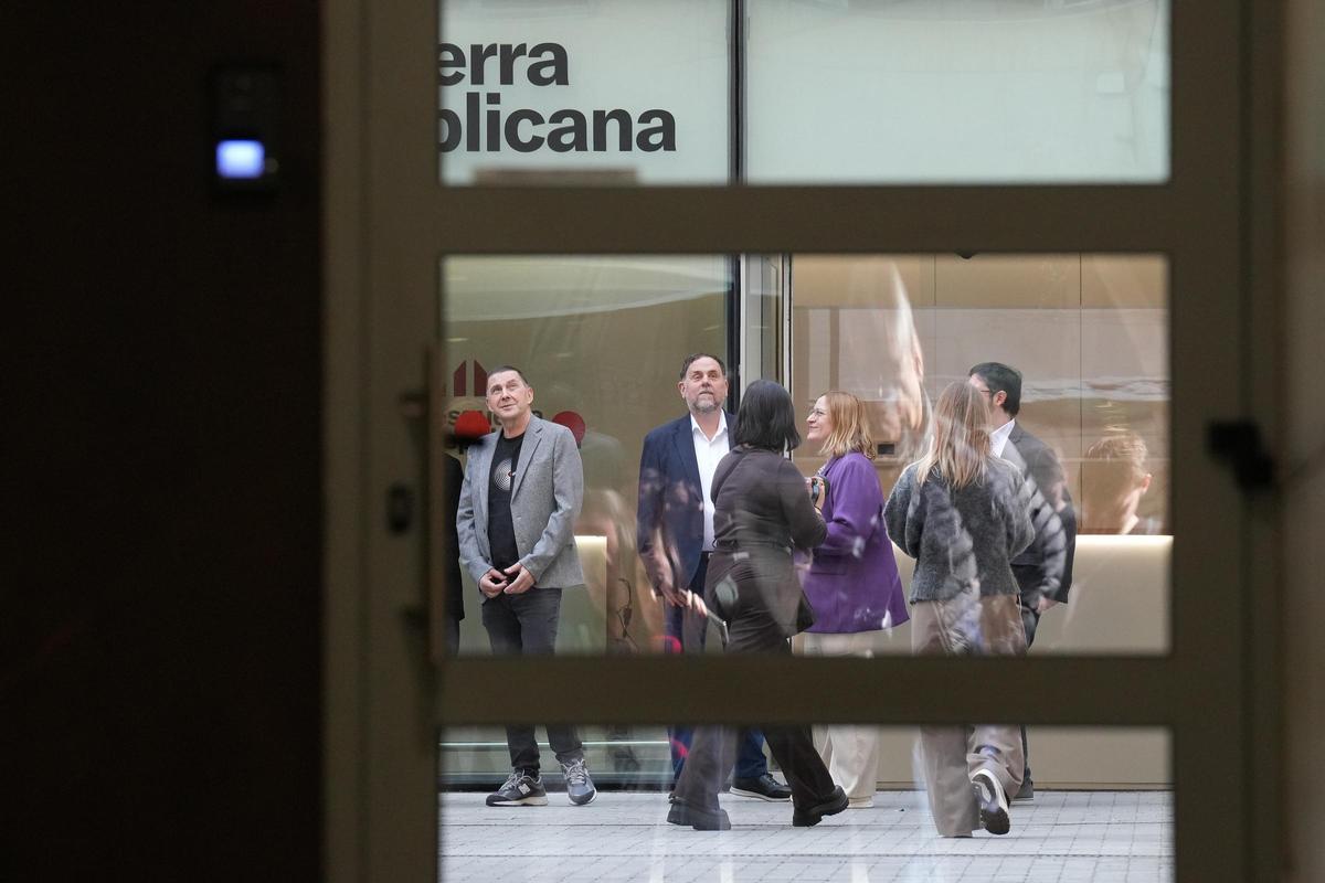 La delegación de ERC y la de EH Bildu este martes en Barcelona.