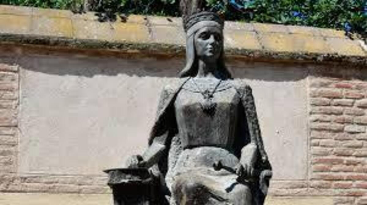 Estatua Isabel La Católica Alcalá de Henares (1)