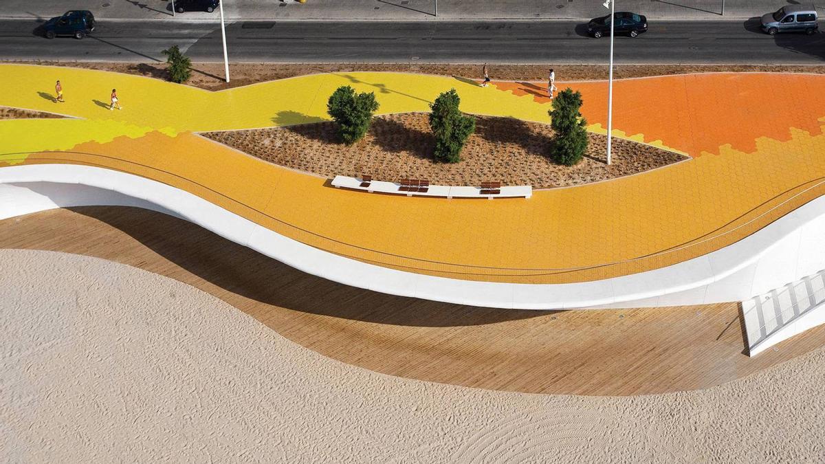 Paseo de la playa de Poniente, obra de Xavier Martí-Galí, socio del despacho de arquitectura OAB fundado por Carlos Ferrater.