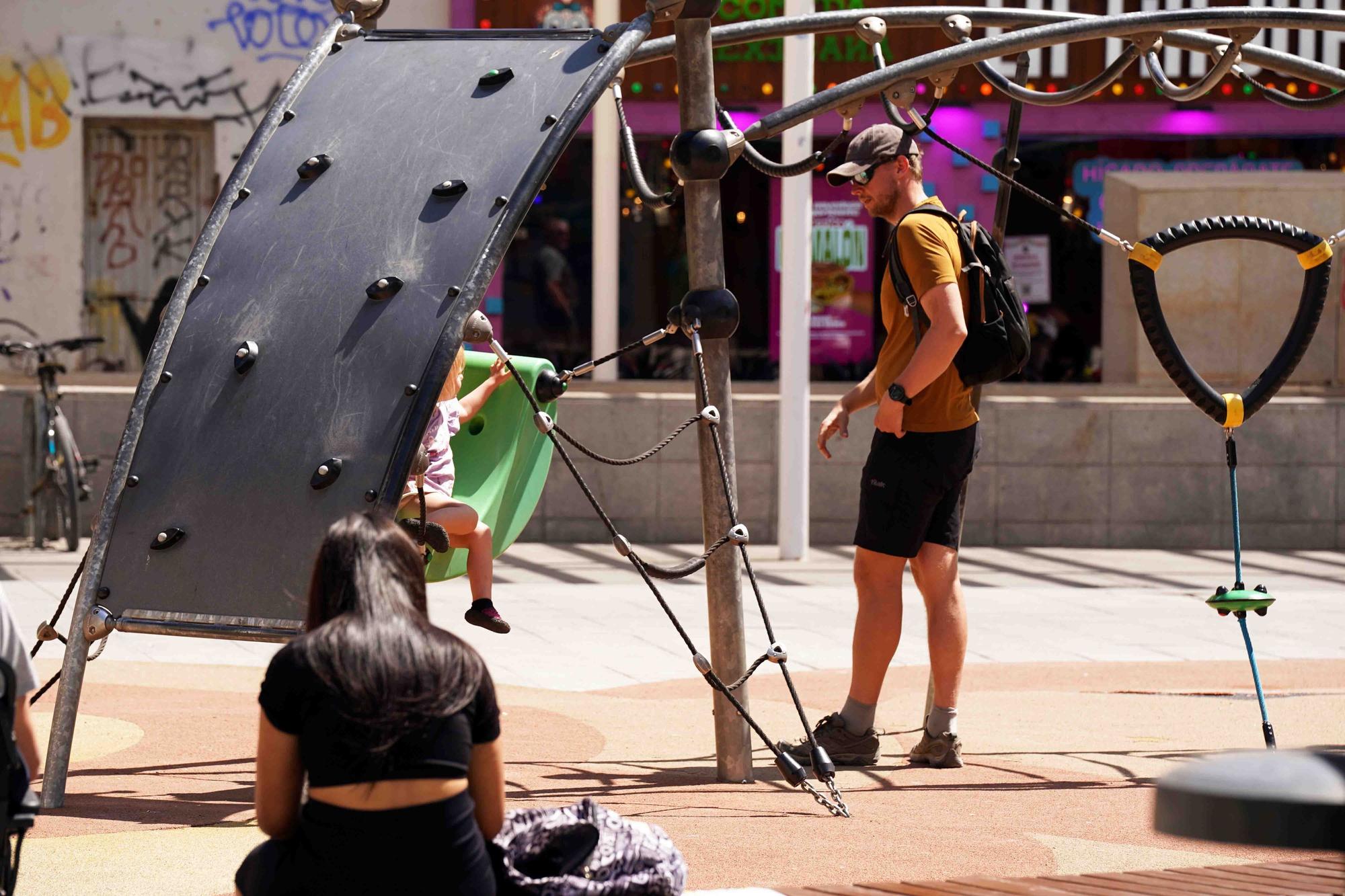 Calor en Málaga en el mes de abril. Bañistas en la playa de La Malagueta y turistas en el Centro de la ciudad, que supera los 28 grados.