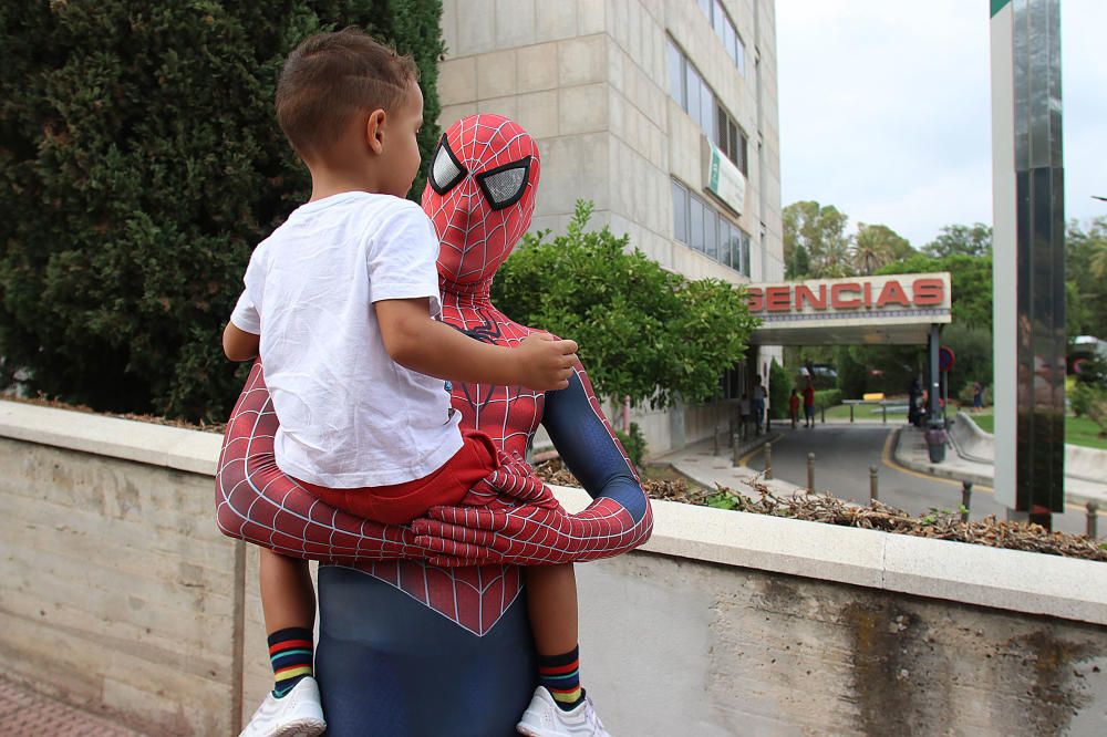 Eduardo Rodríguez recorre las plantas de oncología vestido de Spiderman.