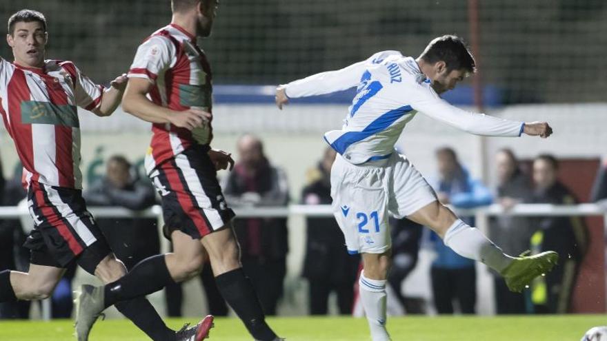 El deportivista Salva Ruiz dispara durante el partido de Copa del martes en Illueca.