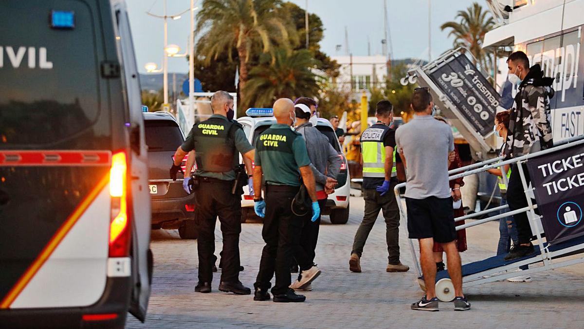 Desembarco en Vila de migrantes llegados a Formentera, el pasado lunes por la tarde.