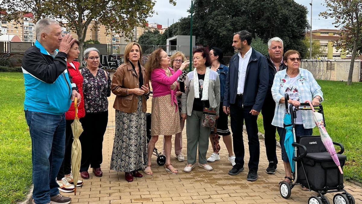 Dani Pérez, portavoz municipal del PSOE y Begoña Medina, concejala del GMS, junto a vecinos