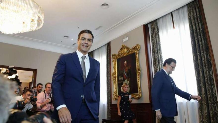 Sánchez, a la izquierda, y Rajoy a su llegada a la reunión que mantuvieron ayer en el Congreso. // Efe