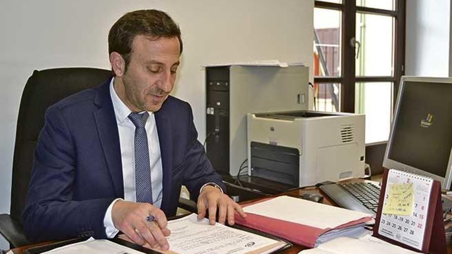 Rafel Fernández (PSIB-PSOE) en su depacho del ayuntamiento de Capdepera.