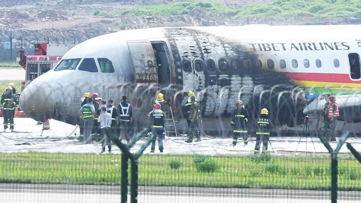 Un avión se incendia al salirse de la pista de despegue en el centro de China