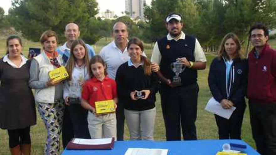 Los campeones de torneo posan para la foto de familia.