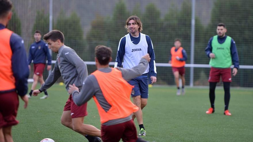 Luismi dirigiendo un entrenamiento del Pontevedra en Cerponzóns. // Gustavo Santos