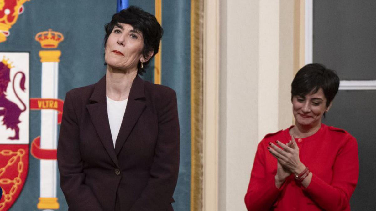 La ministra Isabel Rodríguez aplaudeix la nova portaveu, Elma Saiz. | FERNANDO VILLAR / EFE