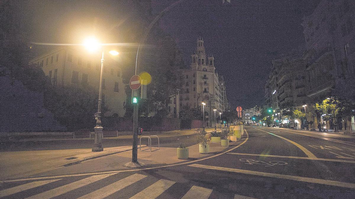 Imagen de la ciudad de València durante la última noche de toque de queda en junio, ante el fin del estado de alarma.