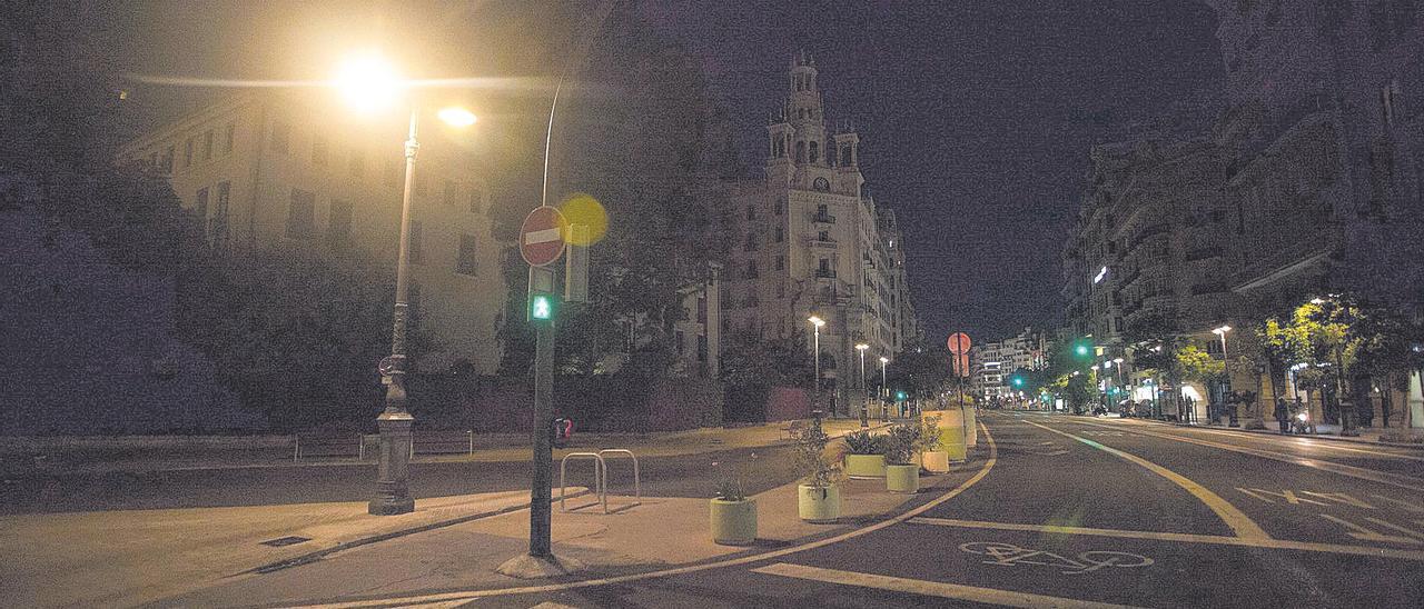 Imagen de la ciudad de València durante la última noche de toque de queda en junio, ante el fin del estado de alarma.