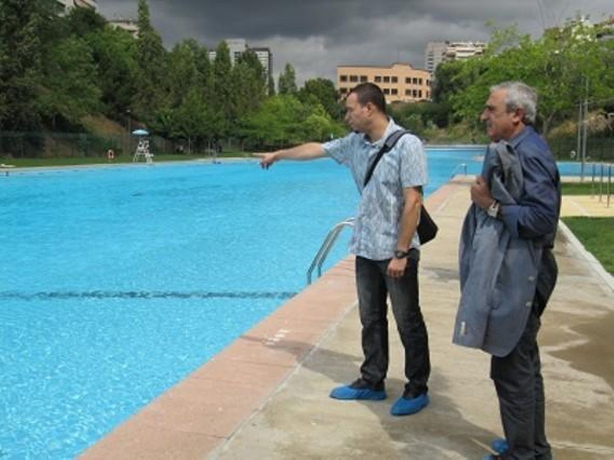 El regidor d’Esports de Terrassa, Alfredo Vega, de visita a la Piscina Municipal de Vallparadís. El regidor d’Esports de Terrassa, Alfredo Vega, de visita a la Piscina Municipal de Vallparadís.