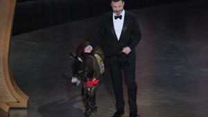 Jimmy Kimmel con un burrito en la ceremonia de los Oscar.