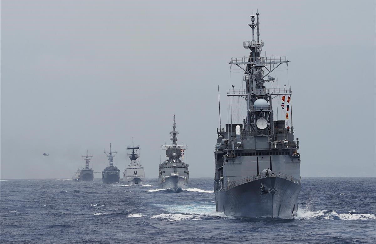 EL destructor de misiles guiados, Kee Lung DDG-1801, y buques de la marina participan en un simulacro militar cerca de Hualien, Taiwan.