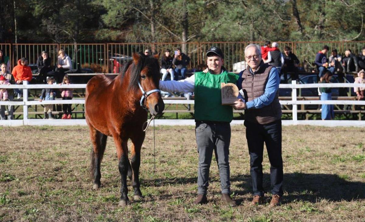 Uno de los ganadores, con José Balseiros. |  Bernabé/Ángel Abeledo