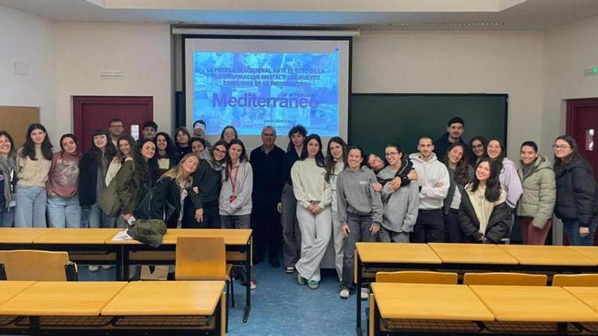 El director de 'Mediterráneo', Ángel Báez, con los estudiantes de 4º de Comunicación Audiovisual de la UJI.