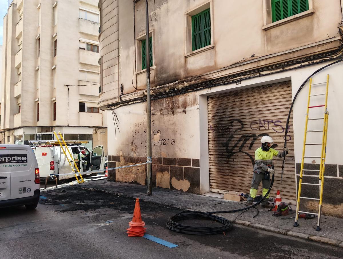 Incendio de contenedores en la calle Ticià